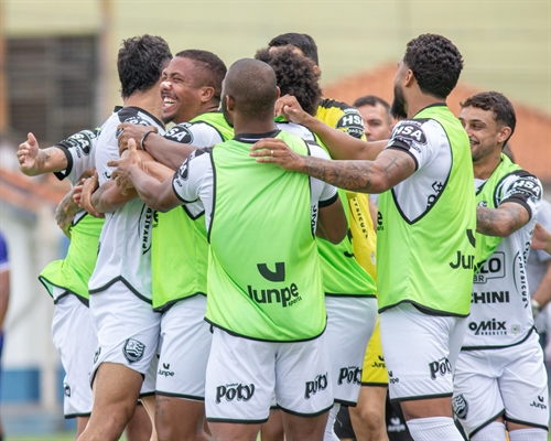 CAV comemora um dos seus gols em Monte Azul Paulista (Foto: @erikalimaphoto)