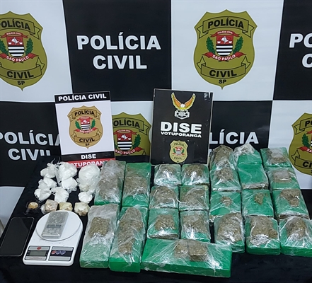 Ao todo foram apreendidos 13,7 quilos de maconha, que após fracionados para a venda renderiam cerca de 4,6 mil porções, 555 gramas de cocaína, que renderiam cerca de 1,6 mil porções, 181 gramas de crack (Foto: Divulgação)