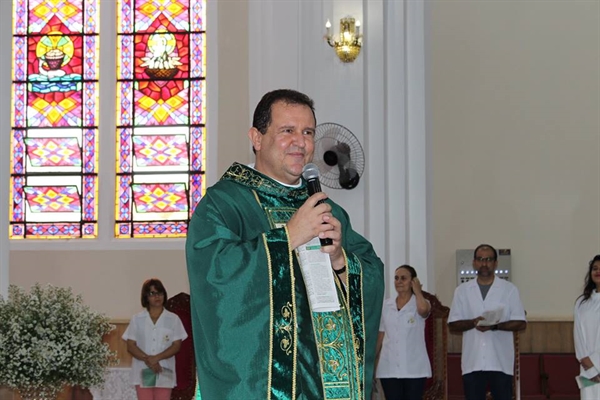 O padre Gilmar Antônio Fernandes Margotto, pároco da Catedral Nossa Senhora Aparecida, completa neste sábado os seus 23 anos de vida sacerdotal (Foto: Divulgação/Catedral de Votuporanga)