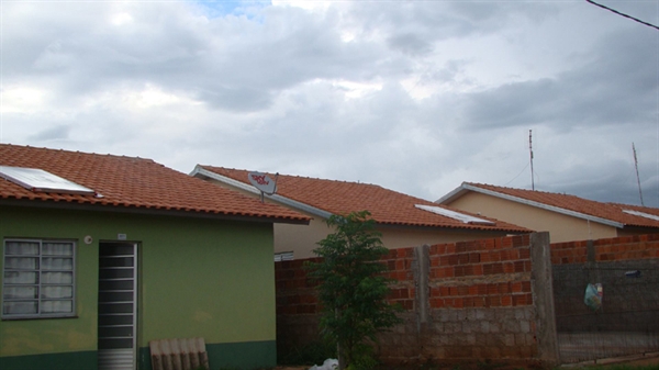 Eliezer comemora instalação de aquecedores solares no Monte Verde