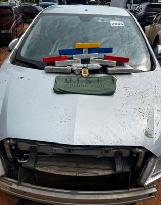 Ao serem alertados por policiais de Votuporanga, agentes da Dise de Jales encontraram mais drogas escondidas no carro (Foto: Divulgação)