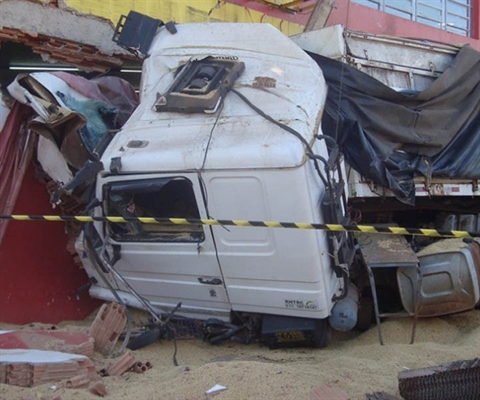 Caminhão invade supermercado  e deixa sete pessoas feridas