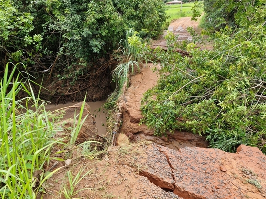 Estrada que dá acesso ao Campo Alegre foi interditada; desvio deve ser feito pela Rodovia Euclides da Cunha (Prefeitura de Votuporanga)