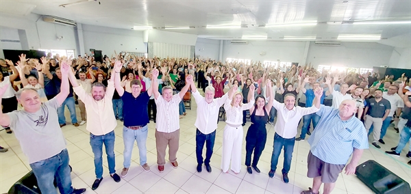 A última ceia: Um dos líderes do “grupão”, diante desta imagem apregoou: “Guarde esta foto”, será a última da “união”, das nossas forças políticas diante de tantos embaraços para escolha do vice.  De fato, pode até ser que ele tenha razão. Há 24 anos, quando eleito prefeito de Votuporanga Carlão Pignatari teria dito que o “grupão” formado para a sua campanha vitoriosa iria governar a cidade por mais 30 anos. Agora este prazo está vencendo. (Foto: A Cidade)