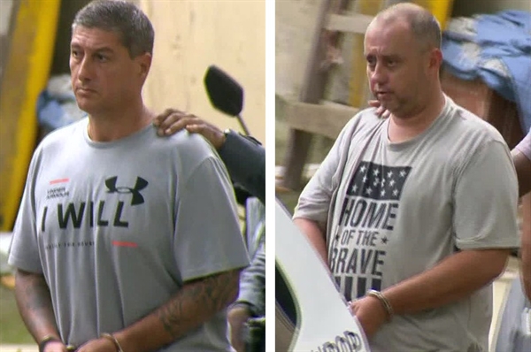 Ronnie Lessa (à esquerda) e Élcio Queiroz (à direita) deixam a Delegacia de Homicídios, na Barra, para serem levados a presídio em março — Foto: Reprodução/TV Globo