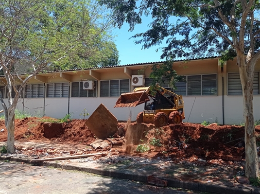 Muro lateral da Escola Estadual Doutor José Manoel Lobo será reformado  (Foto: A Cidade)