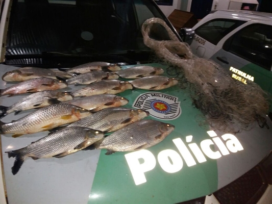  Três homens foram autuados e multados nesta terça-feira (13) por pesca ilegal no Rio São José dos Dourados, em Sebastianópolis do Sul (SP). (Foto: Polícia Ambiental/Divulgação) 