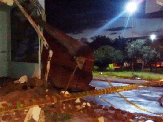 Fachada de igreja ficou destruída com o impacto da batida  (Foto: Divulgação/ Site VotuporangaTudo)
