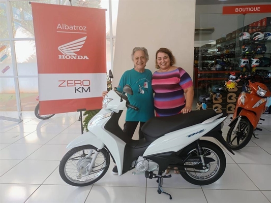  A representante do hotel, Silvia Dornelas realizou a entrega da moto Honda Biz zero KM a instituição Recanto Tia Marlene (Foto: Divulgação)