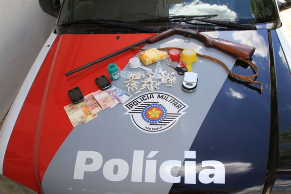 Força Tática e Rocam detêm duas pessoas por tráfico com 65 porções de droga