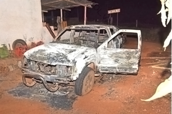 O produtor rural preferiu atear fogo na própria caminhonete do que tê-la penhorada para o pagamento de uma indenização (Foto: Arquivo processual)