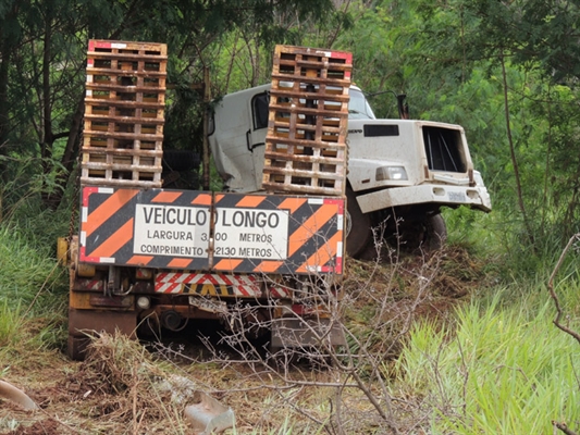 Carreta sai da pista e motorista escapa da morte por pouco