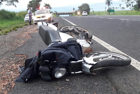 Moto bate em cheio em carro que cruzava pista