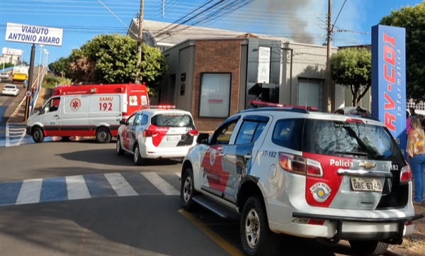 No local é guardado material de trabalho, como papel que é enviado para as escolas (Foto: Reprodução/Jales Notícias)