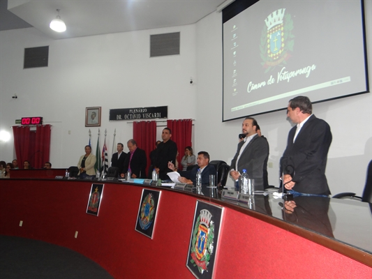 Com casa cheia, gritaria, faixas e a presença da Polícia Militar, foi realizada a sessão de ontem (Foto: Daniel Castro/A Cidade)