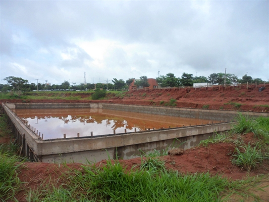 Novo estádio poliesportivo fica tomado pelo temporal