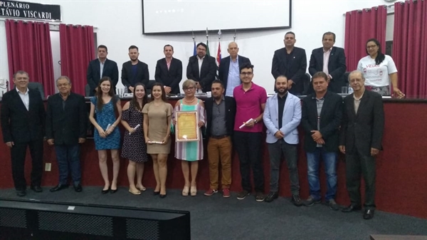Bibliotecários foram homenageados na noite desta segunda-feira na Câmara Municipal (Foto: Câmara Municipal)