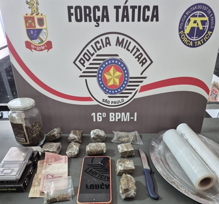 Foram encontrados apetrechos utilizados para a manipulação das drogas, dinheiro, sementes de cannabis sativa e cinco pés de maconha de grande porte cultivados no quintal da residência.(Foto: Divulgação)