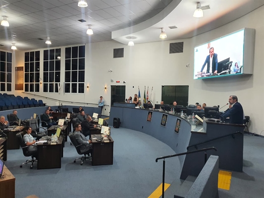 Dr. Leandro e Daniel David selaram a paz após um pedido de desculpas público na sessão de ontem da Câmara (Foto: A Cidade)