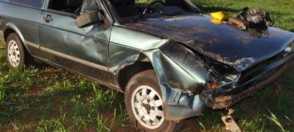 Automóvel capota após colisão