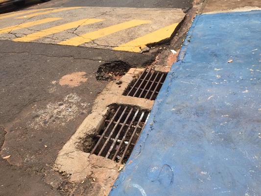 As duas galerias pluviais instaladas em frente do bar não suportam a quantidade de água acumulada pela lombada (Foto: Érika Chausson/A Cidade)