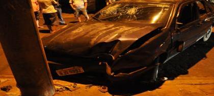 Carro bate forte contra poste na Vila América