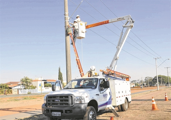 A Elektro reforça as orientações de segurança para quem vai fazer uso de energia elétrica em barracas por meio de ligações provisórias durante os dias de folia (Foto: Reprodução)