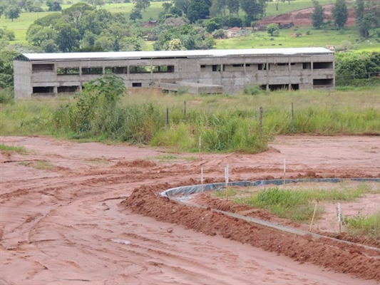 Placa na entrada da obra indica que contrução de túneis e vestiário iniciou em 2012