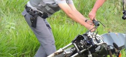 Motociclista sofre fratura exposta em violenta colisão