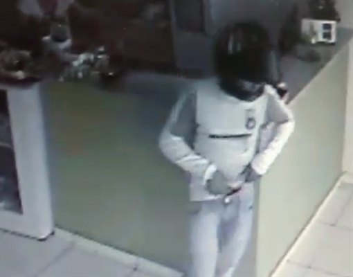 Imagem flagrou ação de criminoso dentro da farmácia