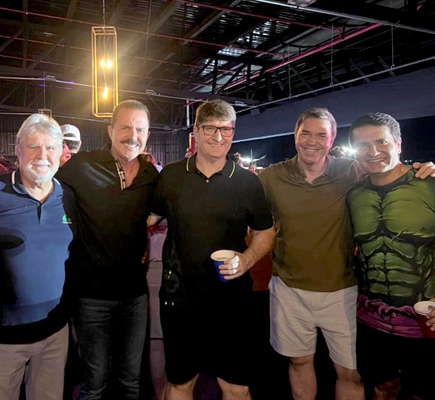 Comissão de Frente: Jorge Seba, Itamar Borges, Junior Marão, Valmir Dornelas e Carlinhos Marão no camarote do Oba (Foto: Divulgação)