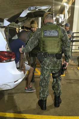 Durante a revista pessoal, os policiais localizaram com o suspeito um pedaço de metal, que teria sido utilizado na tentativa de arrombamento de um veículo estacionado no interior da residência. (Foto: Divulgação)