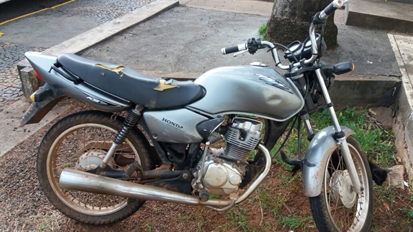 Adolescentes de 15 e 17 anos de idade foram apreendidos pela Polícia Militar de Votuporanga por furto de motocicleta (Foto: Divulgação/Polícia Militar)