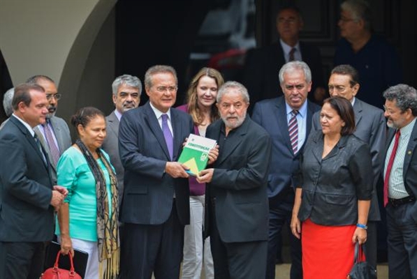 O ex-presidente Luiz Inácio Lula da Silva durante encontro na residência oficial do presidente do Senado, Renan Calheiros (PMDB-AL), com a presença de senadores de vários partidos da base aliada do governoJosé Cruz/Agência Brasil