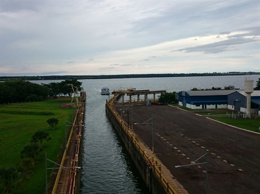 Abertura da hidrovia teve como solenidade passeio em barco turístico (Foto: Marcos Lavezo/G1)