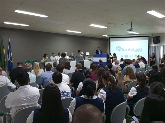 Os neurocirurgiões Luiz Antônio Teixeira Castelan Isabela Pinho Tigre Maia, Humberto Lucio Barbosa e Renan Binatti foram apresentados (Foto: A Cidade)