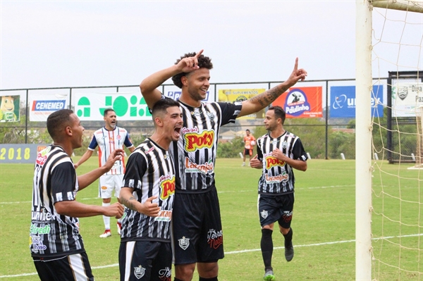 O centroavante Bruno Baio "se apresentou" para a torcida do CAV (Foto: Rafael Nascimento/CAV)