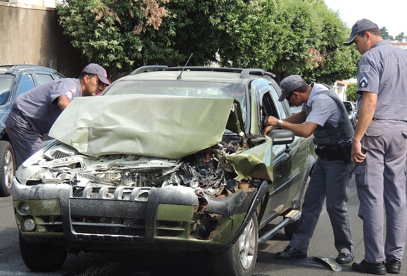 Bandido furta carro, causa acidentes e vai em “cana”