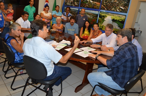 Moradores se reúnem com prefeito Junior Marão