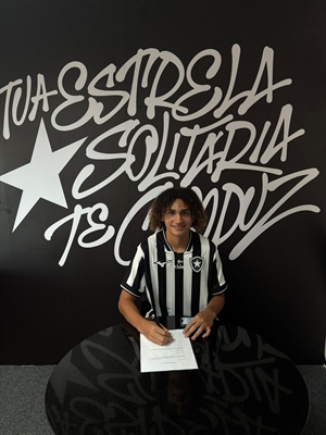Felipe Augusto Nunes, o Biro, assinou seu primeiro contrato profissional com o Botafogo  Foto: Arquivo pessoal