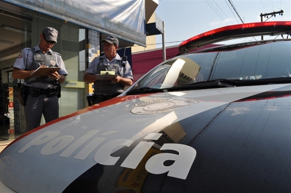 Manifestantes pedem apoio policial em protesto