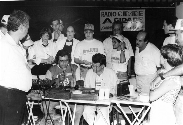 A tradição da rádio Cidade na revelação da verdade das urnas. A foto histórica registra a cobertura da emissora na contagem dos votos ainda dos anos 90 no Votuporanga Clube.