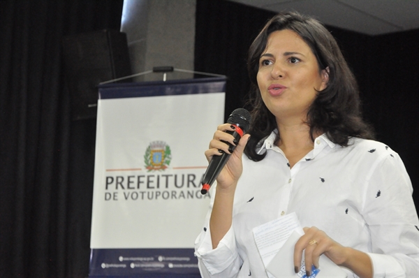 Diretora do Procon de Votuporanga, Andréa Thomé, alerta  a comunidade sobre os cuidados para evitar esses problemas (Foto: Divulgação/Prefeitura de Votuporanga)
