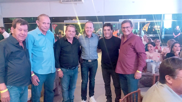 Delegação expressiva de Álvares Florence no show de Fábio Júnior. Na foto, o colunista, mais José Polaquini, o prefeito Adilson, Roberto Beleza, o vice Leandro e Dimas. (Foto: A Cidade)