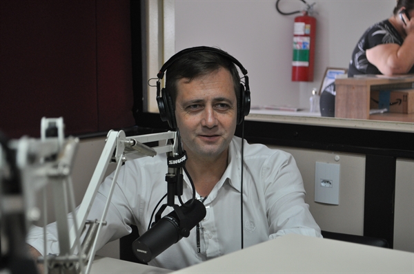 O pré-candidato a deputado federal, Rodrigo Andolfato, foi o convidado de ontem da Cidade FM e apresentou suas propostas (Foto: A Cidade)