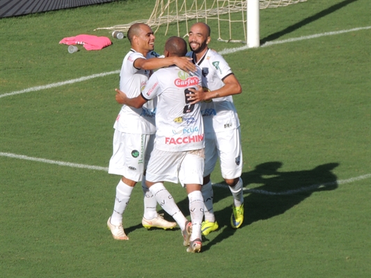 CAV bate o Velo Clube com show de Ernesto e Brunão