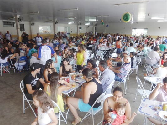 Grupo Amigos de Cosmorama repassa renda de almoço para a Santa Casa 