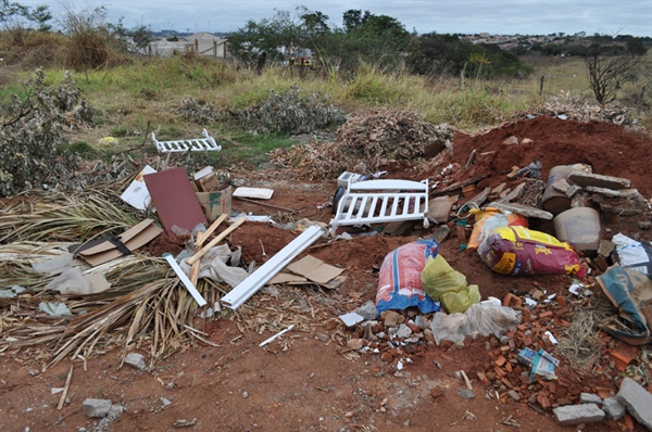 Fiscalização flagra empresa jogando lixo em terreno