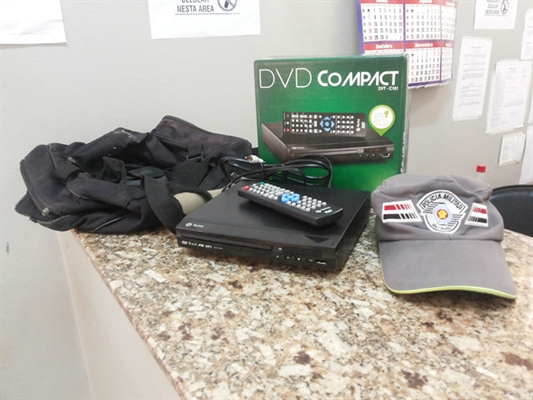 Homem é detido com aparelho de dvd furtado