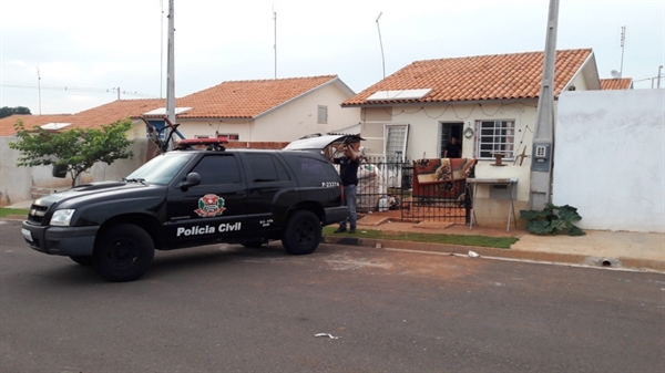 A traficante e o usuário de entorpecentes foram conduzidos para a sede da DISE de Votuporanga  (Foto: Divulgação/Polícia Militar)